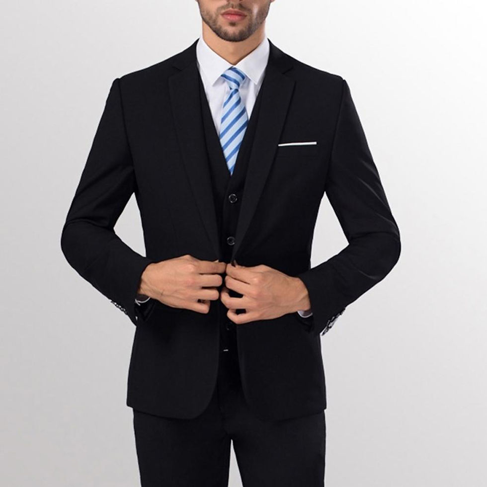 Thumbnail: Homme élégant portant un costume slim fit noir en situation professionnelle vue de face