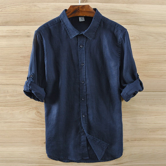 Thumbnail: Chemise homme en lin à manches longues – Style italien décontracté, 100% lin noir suspendue sur un cintre en bois vue de face