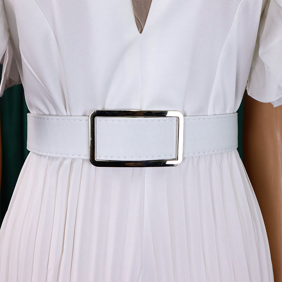 Miniature : Femme portant une Combinaison Pantalon Élégante ceinture – Col en V, Volants & Taille Haute vue de face