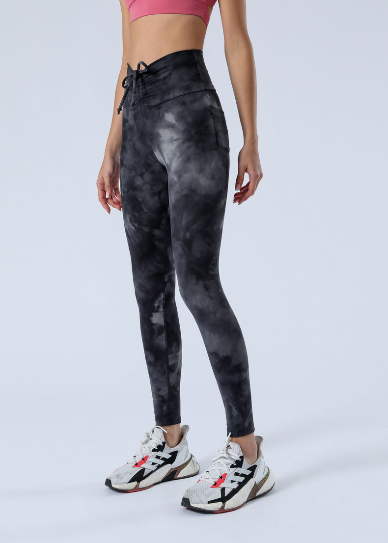Thumbnail: Femme en pantalon de Yoga noir camouf vue de face