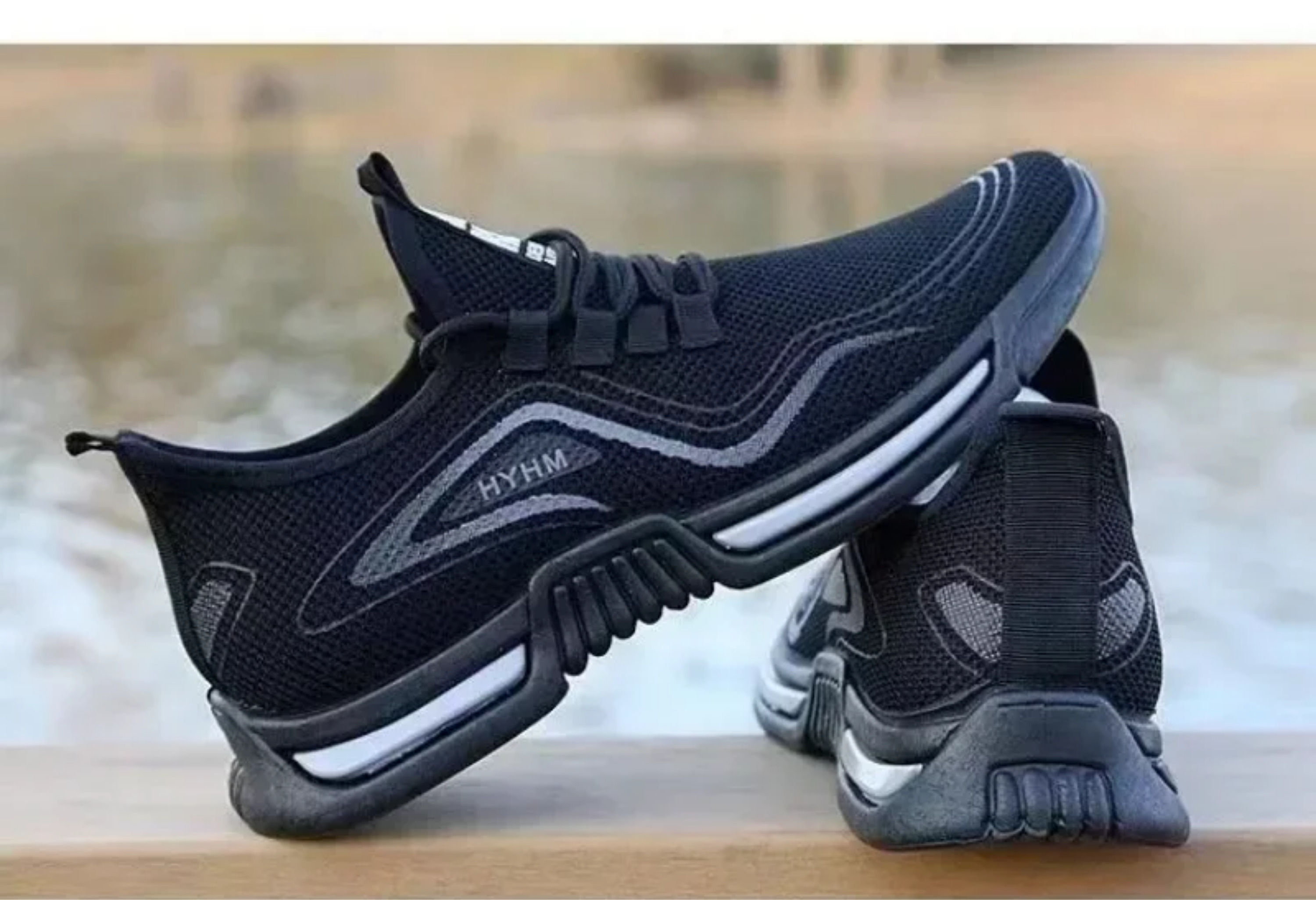 Une paire de Chaussures Décontractées Homme noires