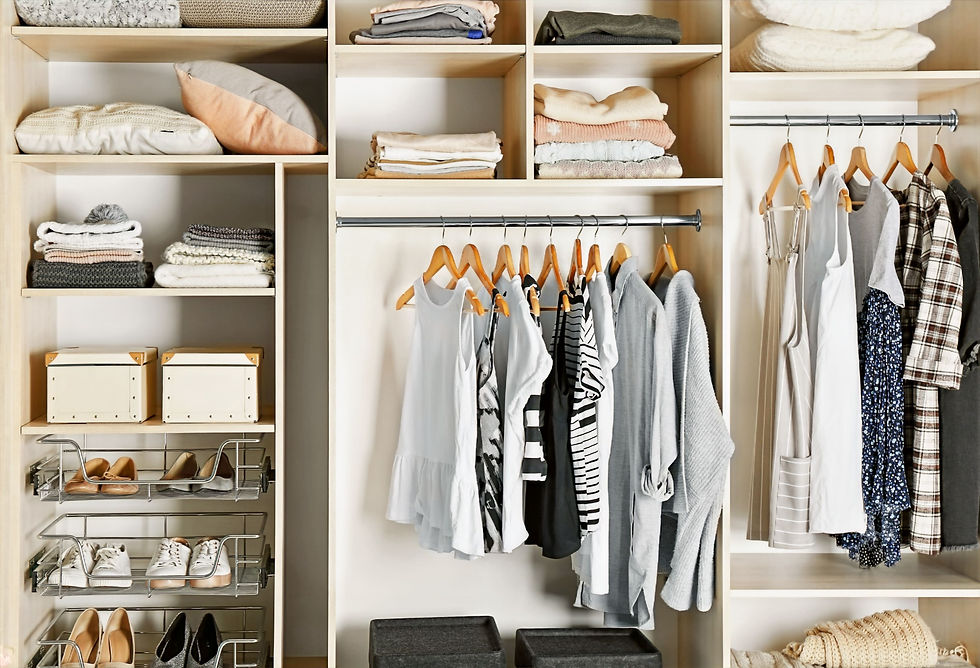 Garde-robe femme ouverte, vue de face.