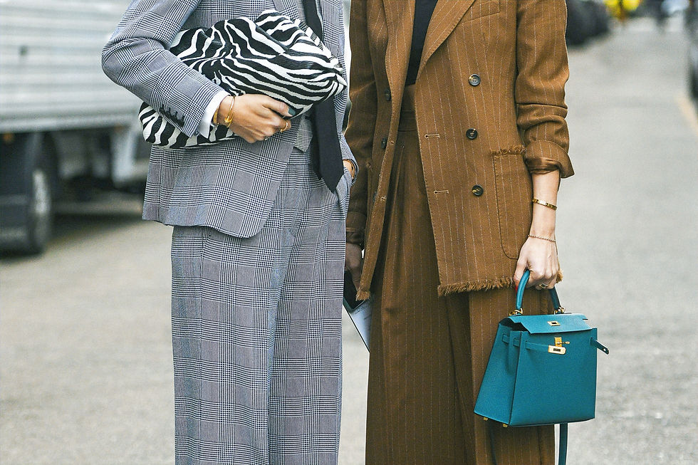 Portrait de deux femmes portant des costumes avec des pantalons habillés, vue de face