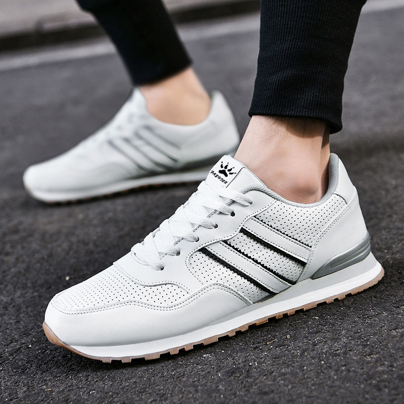 Miniature : Homme portant des  Baskets Décontractées en Daim Léger pour Hommes blanches