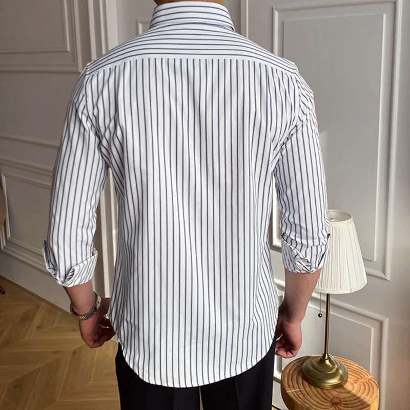 Thumbnail: Homme portant une chemise à rayures, au style italien vue par derrière