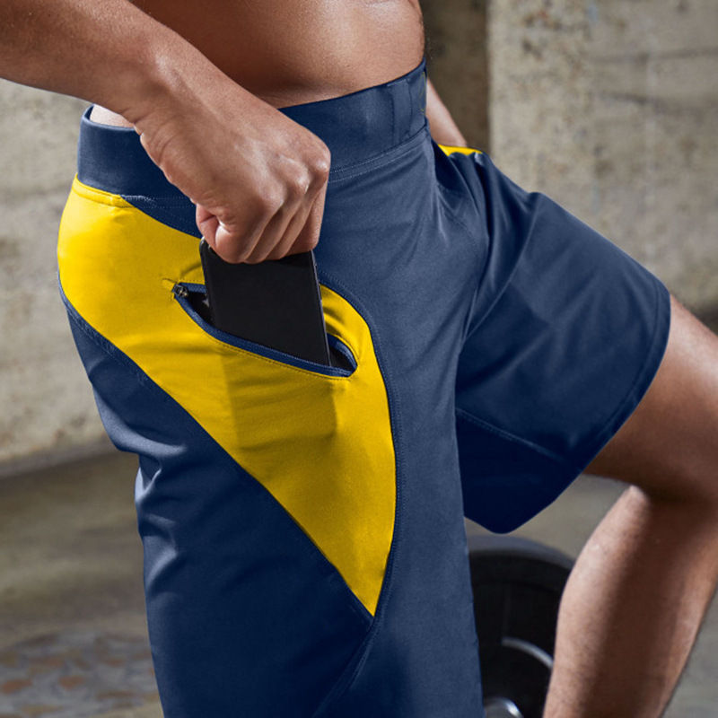 Thumbnail: Homme en short de sport noir/jaune en plein air vue de face