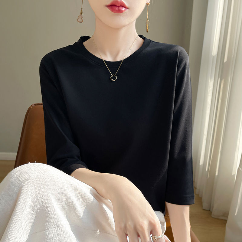 Miniature : Femme portant un T-shirt à Manches Courtes en Coton Mercerisé noir