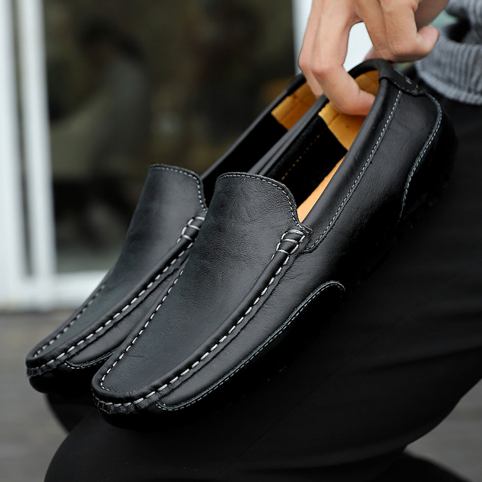 Thumbnail: Homme tenant des Homme portant des Mocassins Respirants en Cuir Véritable pour Hommes noirs