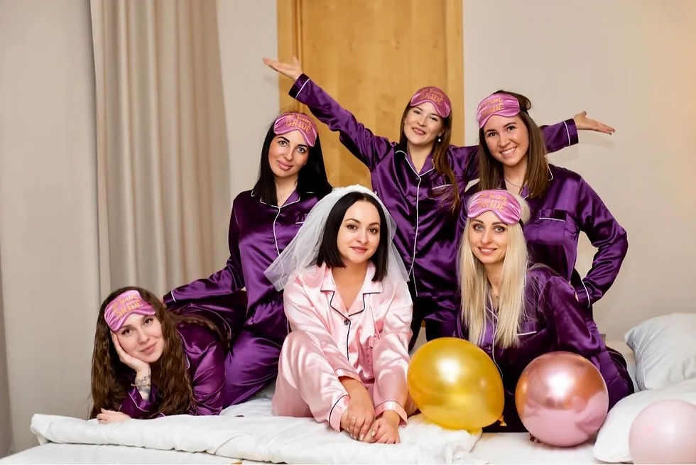 Thumbnail: Femmes portant des Pyjama en Satin de Soie