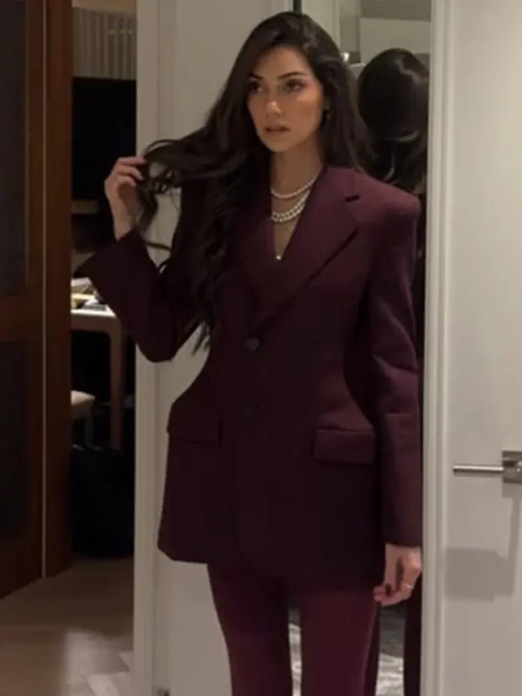 Thumbnail: Femme portant un Manteau de Costume rouge 4