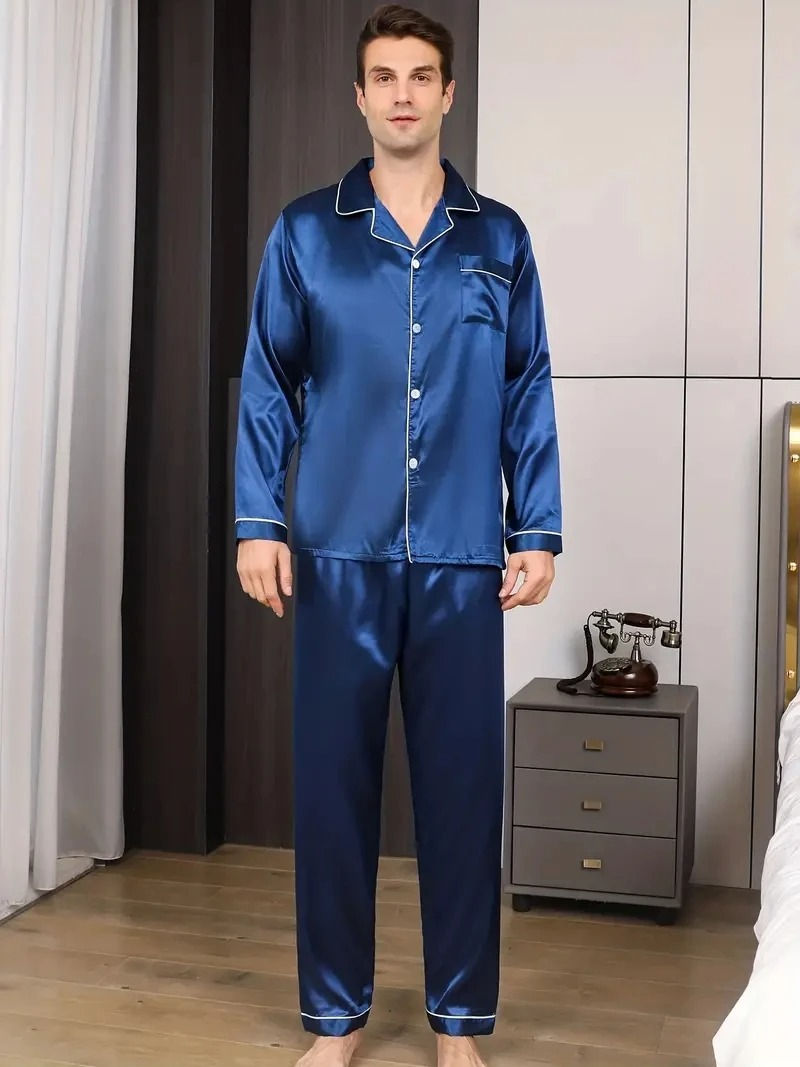 Homme portant un ensemble pyjama en satin de soie bleu manches longues vue de face 2
