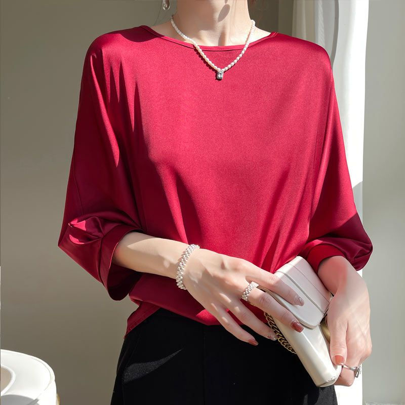 Thumbnail: Femme portant un T-shirt Femme en Satin de Soie rouge