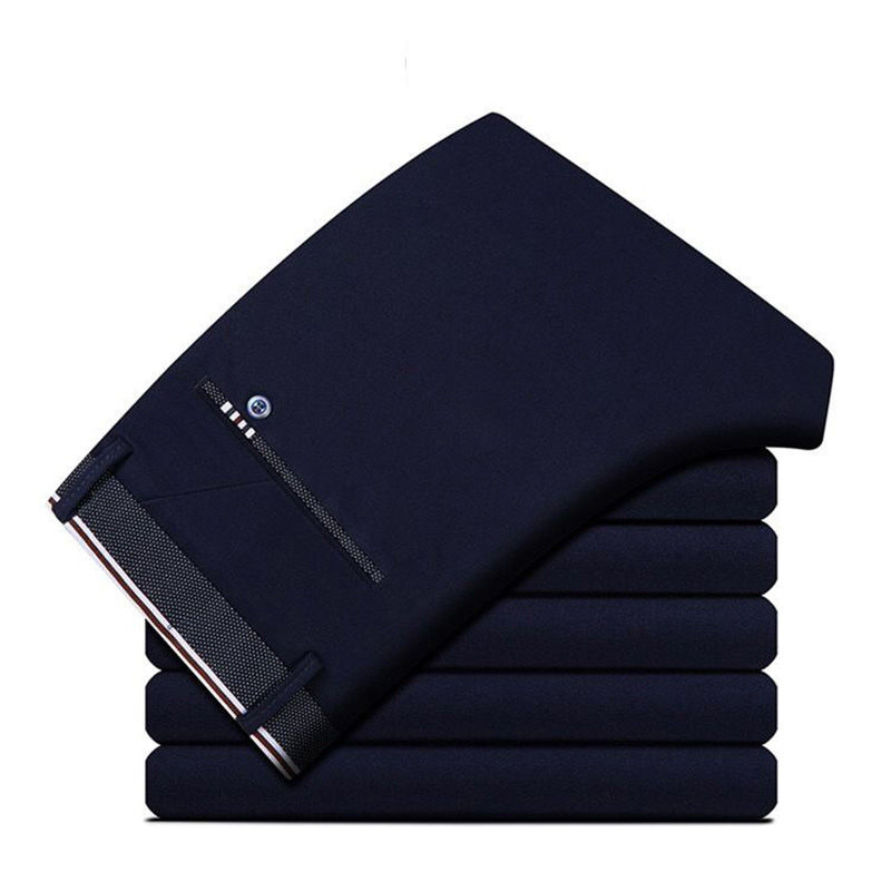 Une pile de Pantalons de Costume Homme noirs