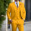 Thumbnail: Homme portant costume 3 pièces coupe slim jaune, en extérieur vue de face