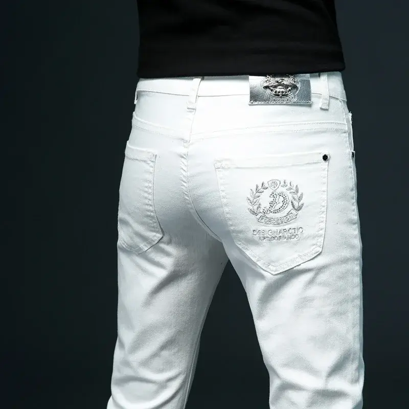 Thumbnail: Homme debout en jean slim blanc brodé style streetwear vue de dos 5
