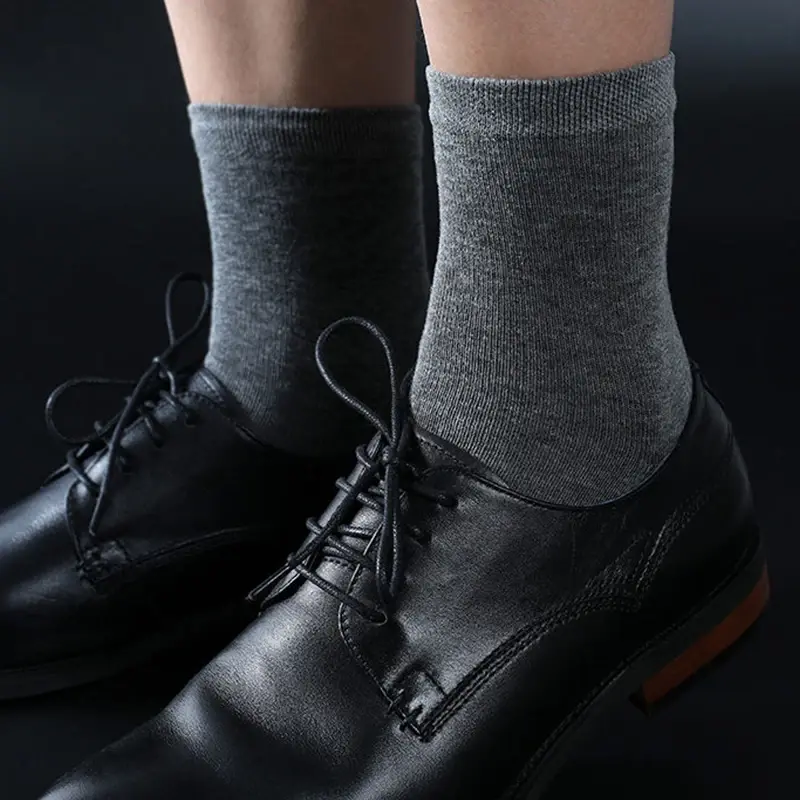 Miniature : Un homme en chaussettes pour hommes d'affaires bleues vue de face