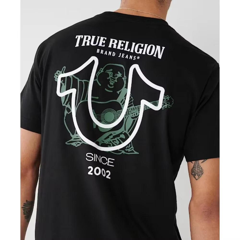 Homme portant un T-shirt True Religion Homme noir, vue par arrière..