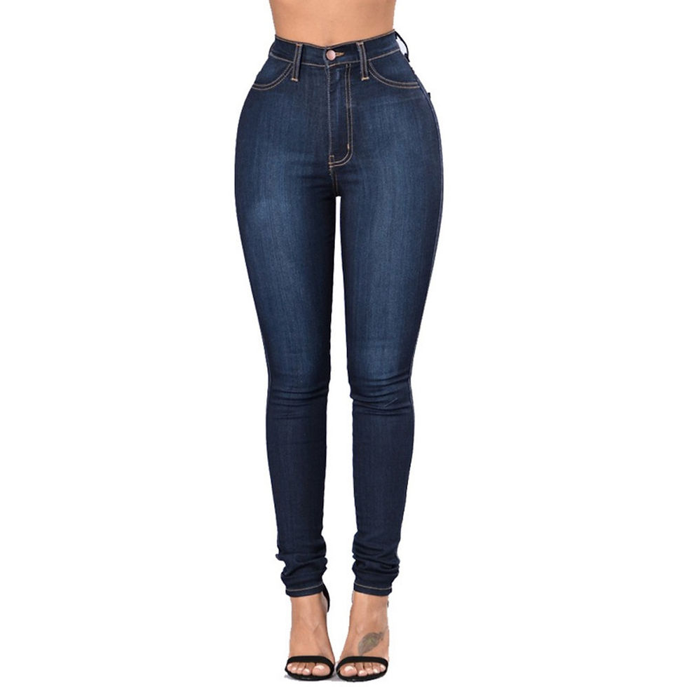 Une femme en pantalon jean bleu vue de face