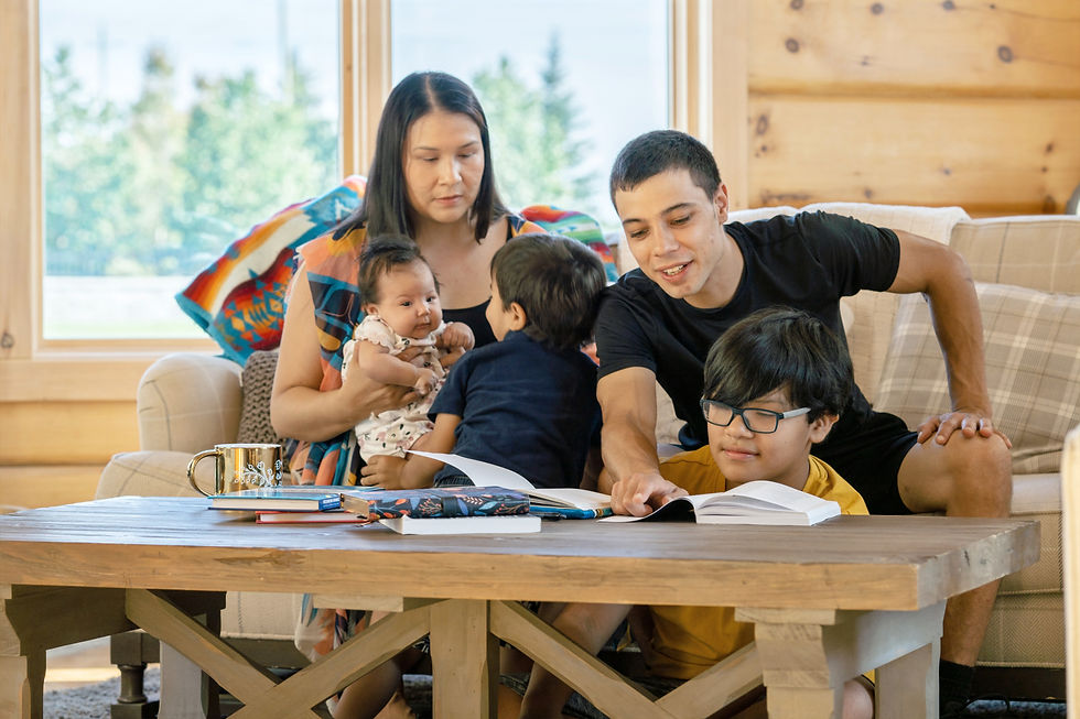 Jeunes parents avec leur trois enfants à table