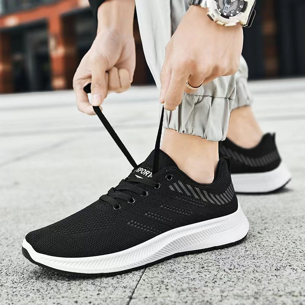 Thumbnail: Homme portant des Chaussures de Sport pour Hommes noires