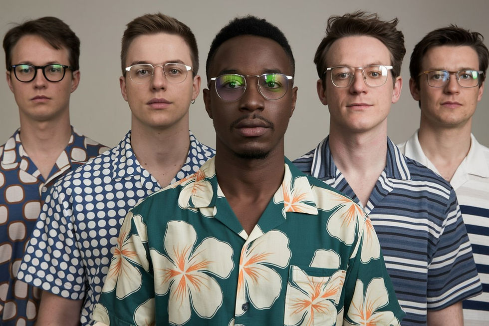 Portrait de 5 personnes dont un africain, portant des différentes chemises d'été, vue de face 2.