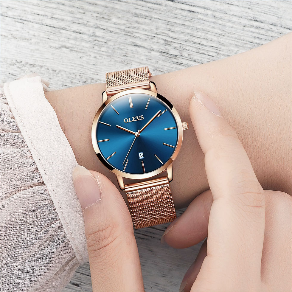 Une femme portant une montre avec un cadran bleu