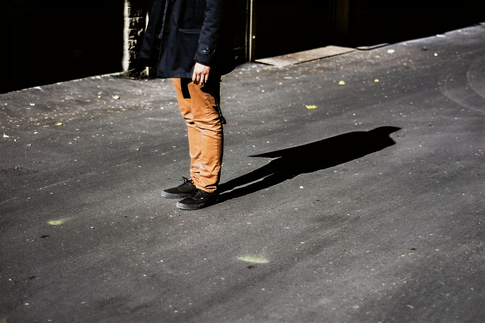 homme en pantalon brun