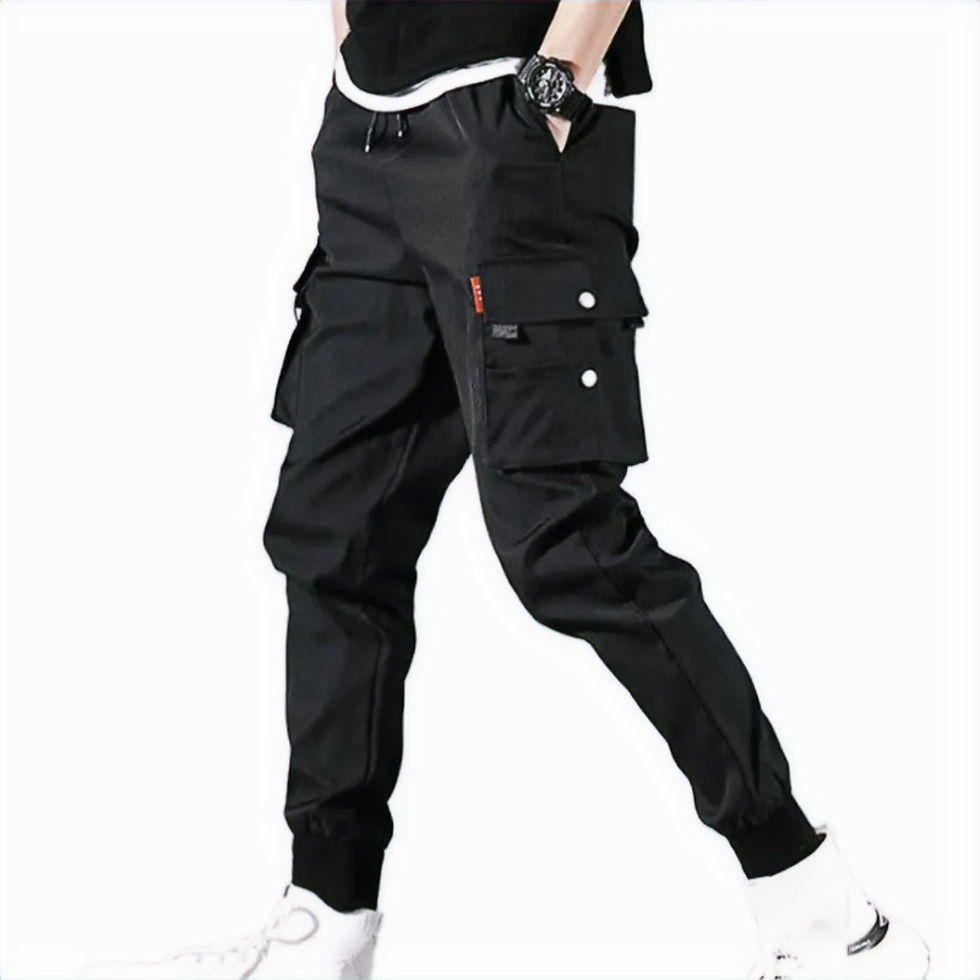 Portrait d'un homme portant un pantalon cargo noir, vue de côté