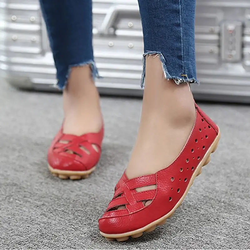 Miniature : Femme en chaussures plates rouges vue de côté