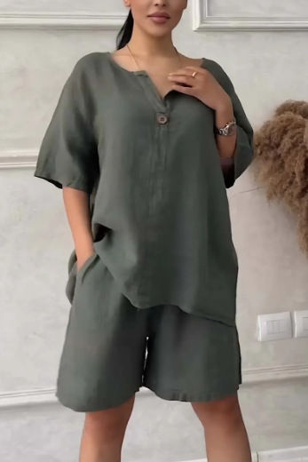 Thumbnail: Femme portant un costume ample en coton et lin couleur vert vue de face