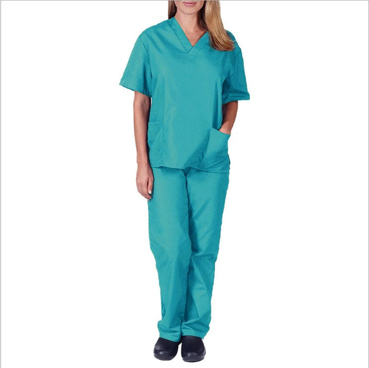 Miniature : Une femme en uniforme pour les soins vert vue de face