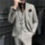 Homme portant un costume trois pièces coréen beige en automne vue de face