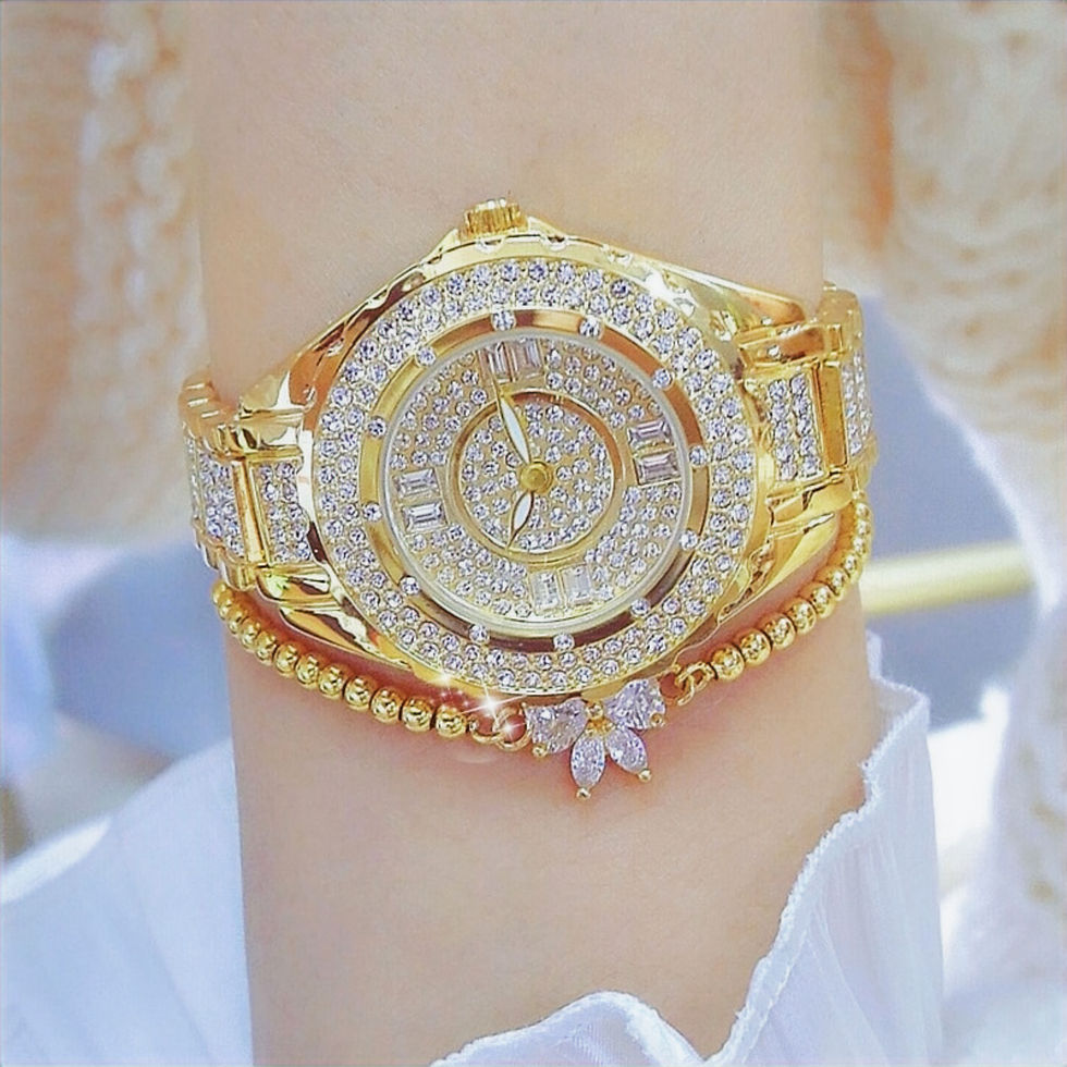 Portrait d'une main de la femme portant une montre en diamant, vue de face.