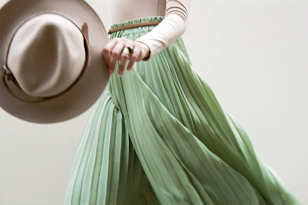femme portant une jupe et tenant un chapeau