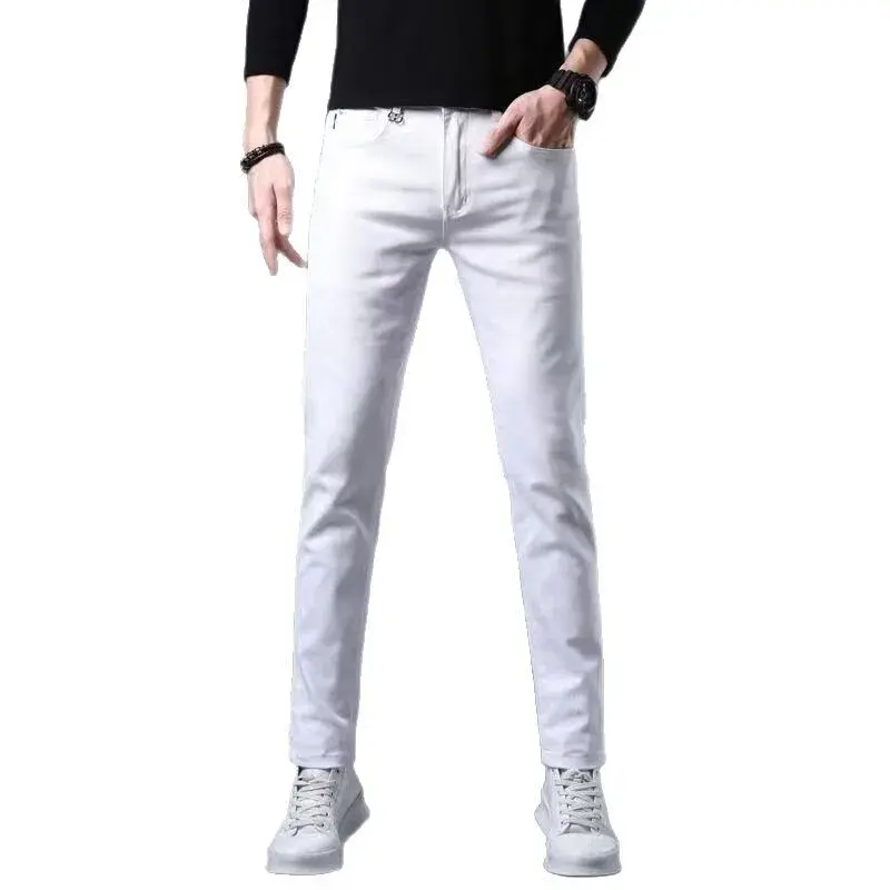 Miniature : Jeans slim décontracté blanc homme porté avec t-shirt noir – vue de face