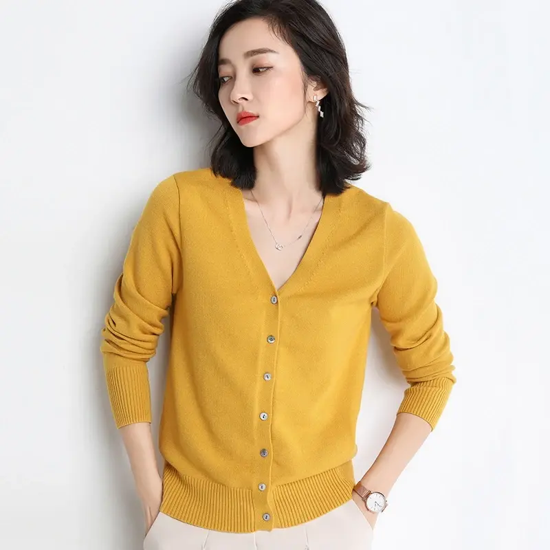 Miniature : Femme portant un Cardigan Léger et Tendance jaune