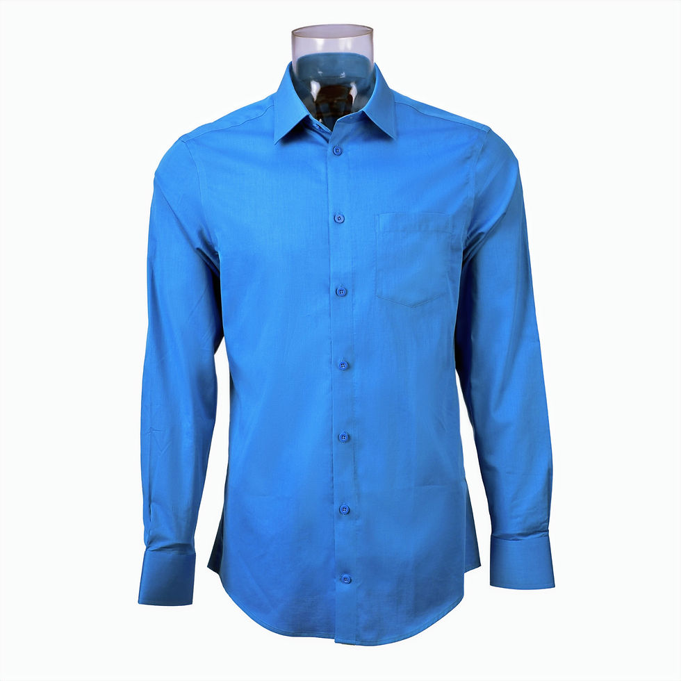 Portrait d'une chemise boutonnée bleue à manches longues, vue de face.