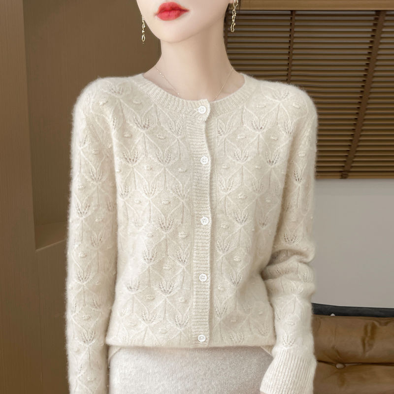 Thumbnail: Femme portant un Cardigan en Laine col rond crème