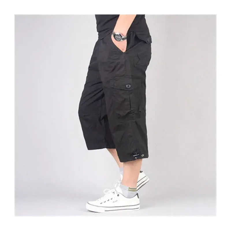 Miniature : Un homme en Short noir vue de côté