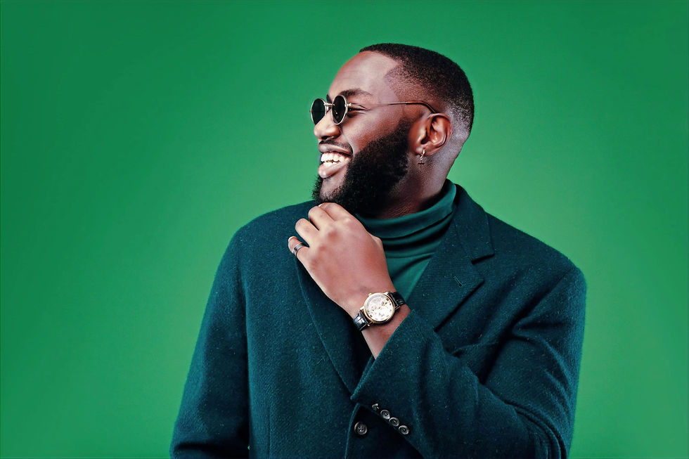 Un homme portant des accessoires élégants vue de face