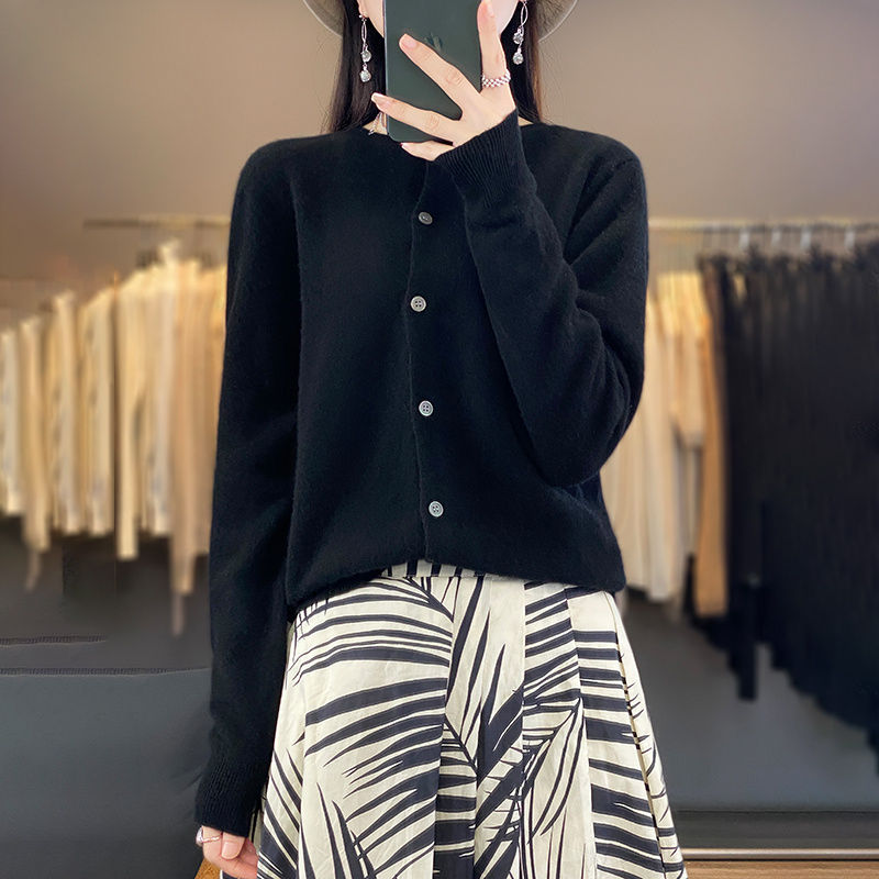 Miniature : Portrait d'une femme portant un Cardigan en Cachemire et Laine Mérinos noir