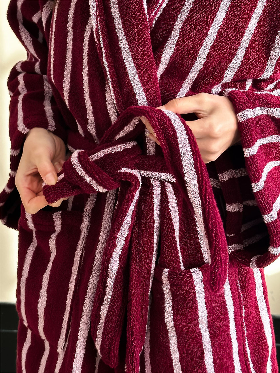 Miniature : Femme portant un peignoir géométrique absorbant après la douche vue de face 2