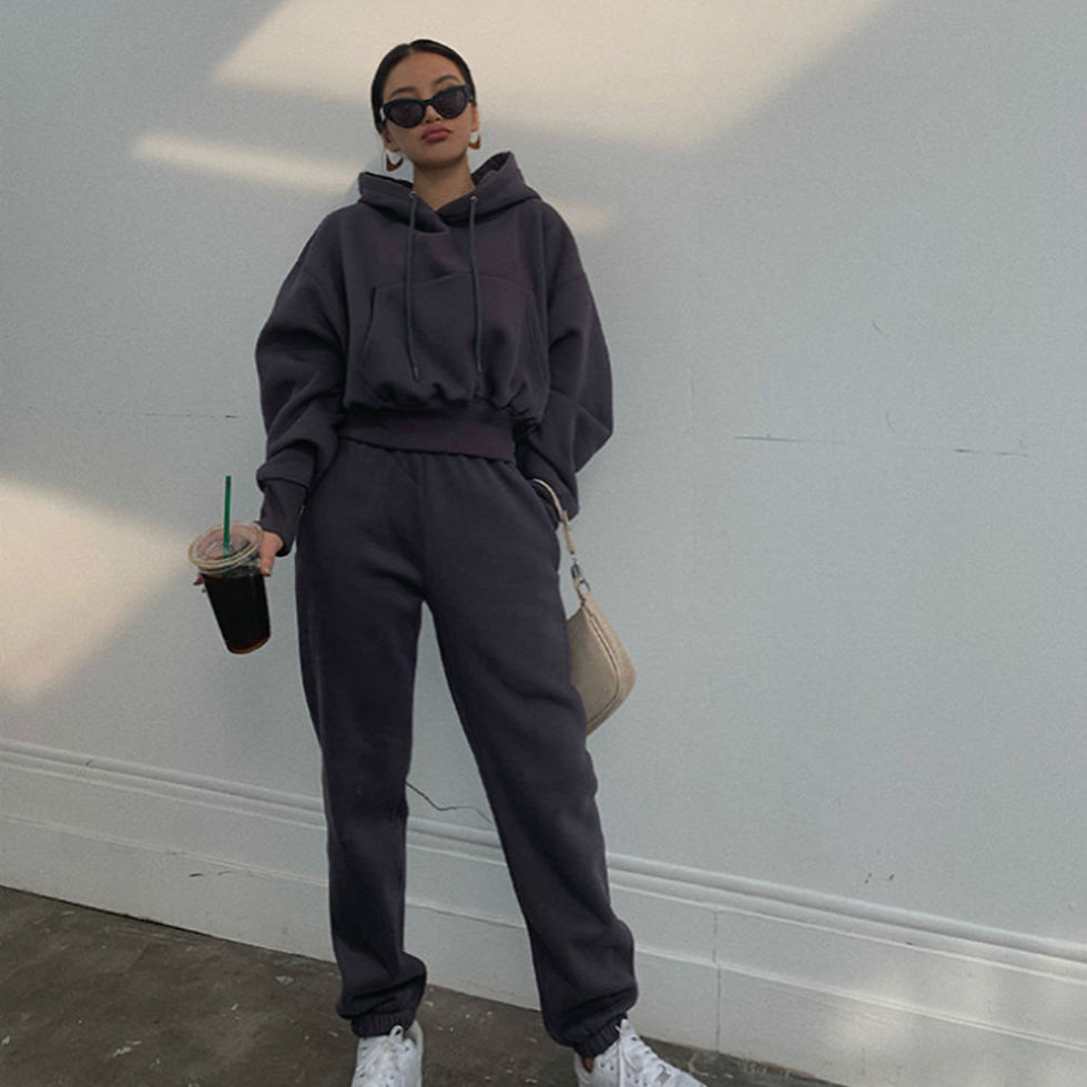 Thumbnail: Une fille en ensemble femmes bleu vue de face