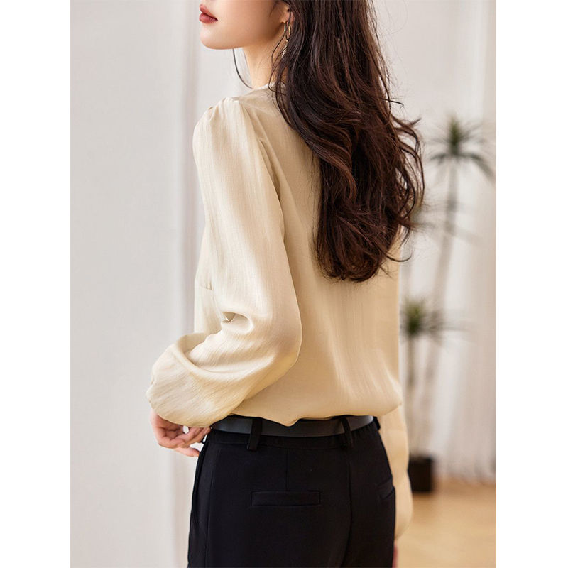 Thumbnail: Femme portant une Chemise à Manches Longues Élégante 3