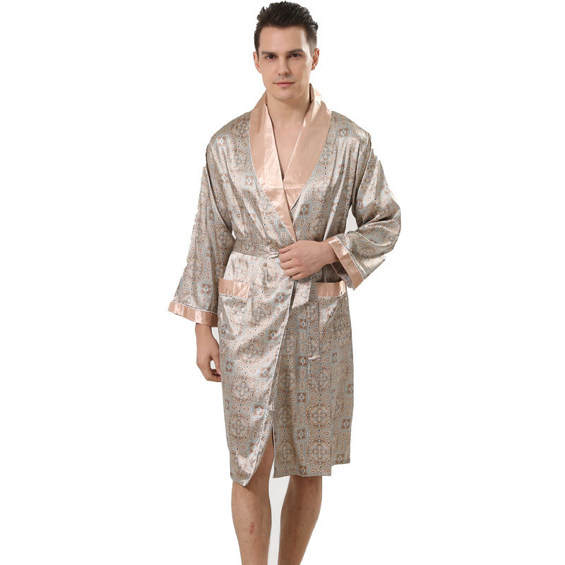 Thumbnail: Homme portant un peignoir 3XL à rayures kaki style kimono vue de face 4