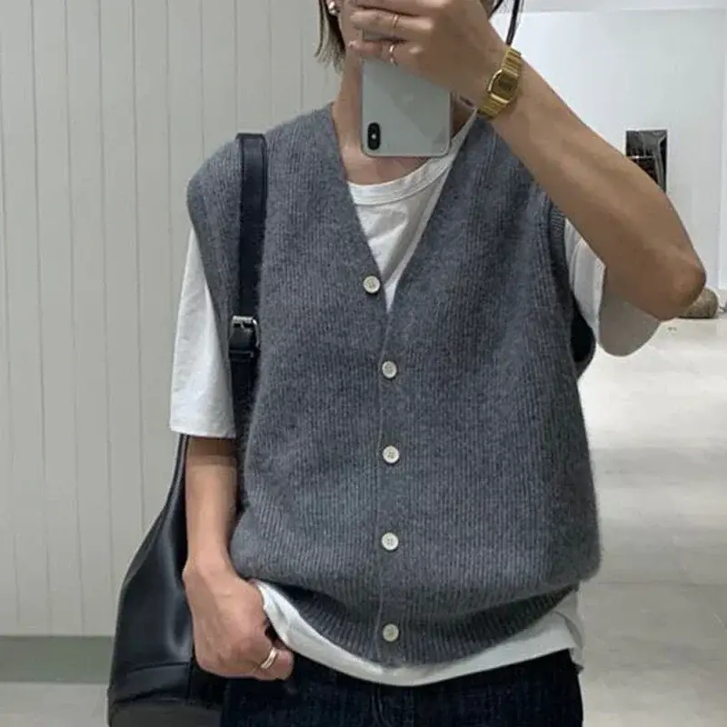 Miniature : Femme portant un Cardigan Ample et Décontracté gris 2