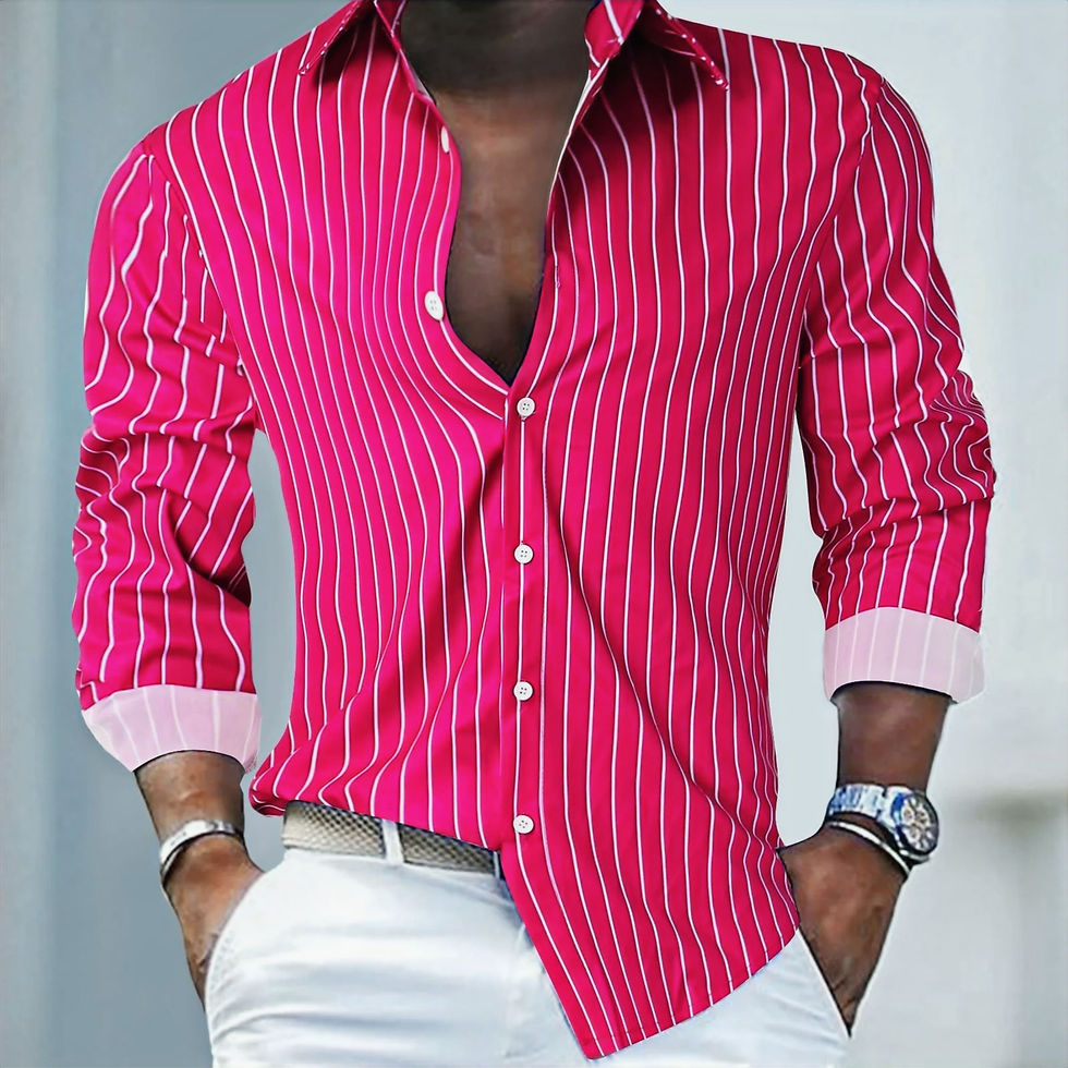 Portrait d'un homme à la mode, portant une chemise rouge avec des rayures blanches, à manches longues retroussées, un bracelet, une montre, un pantalon tailleur blanc et une ceinture en traisses kaki, vue de face.