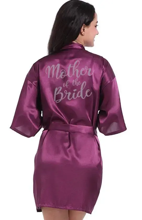 Thumbnail: Une dame en robe de nuit move vue de dos