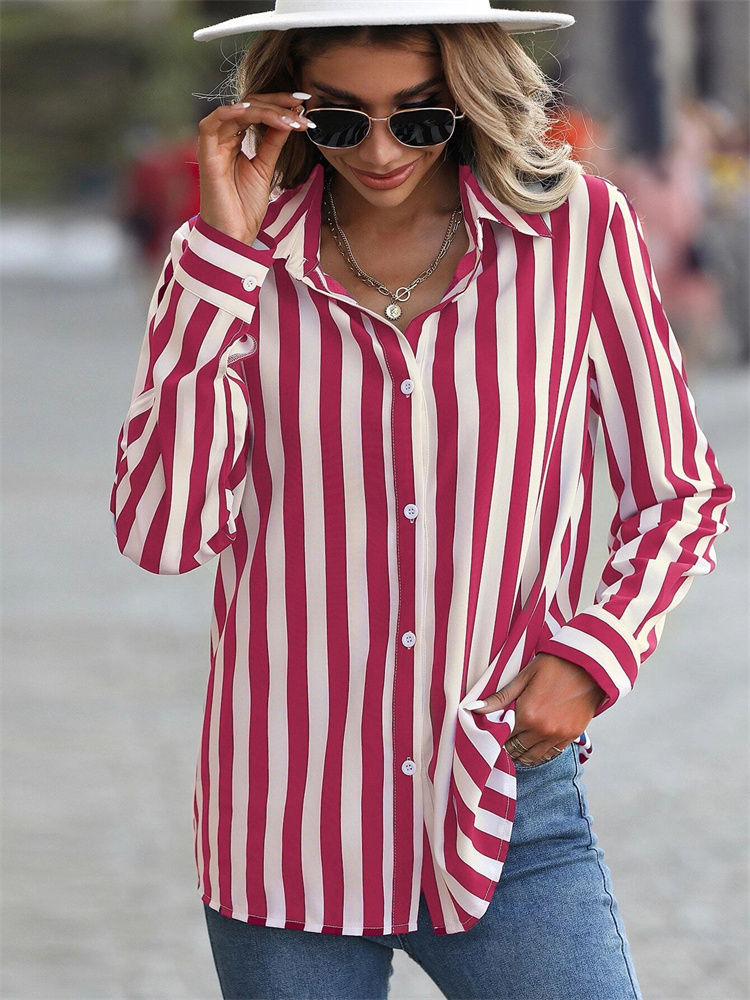 Thumbnail: Une femme portant une Chemise de Luxe rayée 2