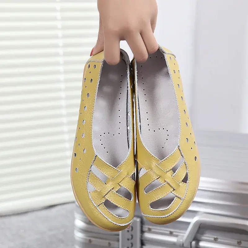 Thumbnail: Une femme tenant une paire de chaussures plates femmes vue de face 11